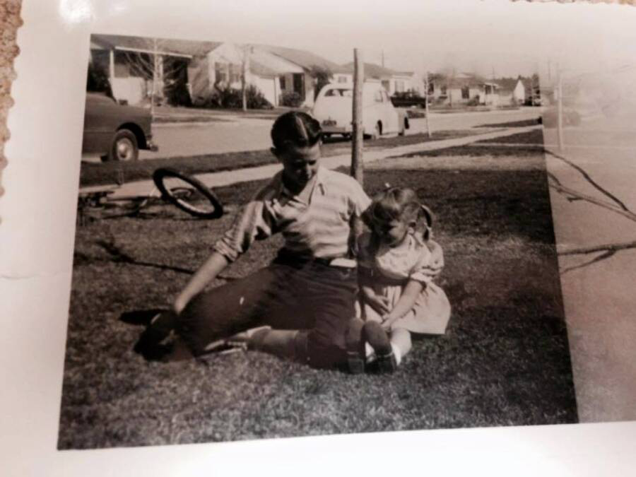 Zdjęcie młodego Edmunda z siostrą